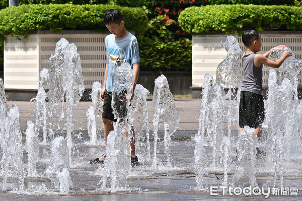 ▲▼熱浪,陽光,夏日,夏天,炎熱,兒童,孩童,暑假,天氣,極端氣候,高溫警示,中暑,酷暑,烈日,防曬,公園噴水池,戲水,悶熱,短袖,曬傷,天氣配圖。（圖／記者李毓康攝）