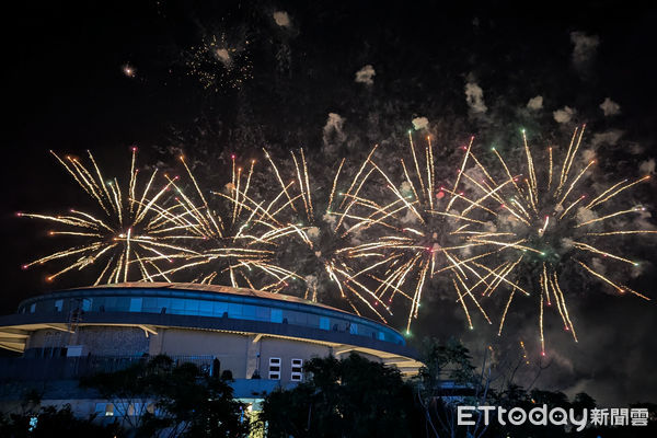 ▲世壯運閉幕煙火。（圖／記者林敬旻攝）