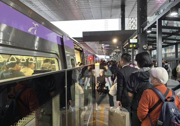 ▲端午連假前夕機捷5/29傍晚運量近5萬人次