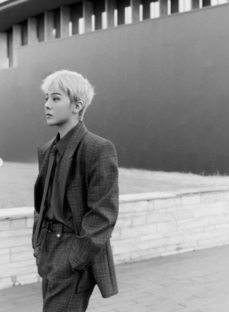 ▲GD分別發了涉及紅色、藍色的動態。（圖／翻攝自GD Instagram）