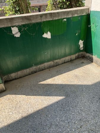 東方工商的中正樓，內部多處牆面脫落斑駁，校方卻遲未整修。（讀者提供）