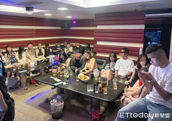 ▲警方在端午節連假執行雷霆除暴專案，在KTV內查獲29名持觀光簽證非法工作之泰國籍傳播女子。（圖／中壢警分局提供、下同）