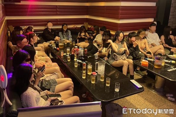 ▲警方在端午節連假執行雷霆除暴專案，在KTV內查獲29名持觀光簽證非法工作之泰國籍傳播女子。（圖／中壢警分局提供、下同）