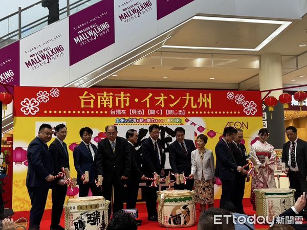 ▲台南市長黃偉哲於熊本永旺夢樂城出席「台灣展」開幕式，親自推廣在地農特產，現場氣氛熱烈。（記者林東良翻攝，下同）