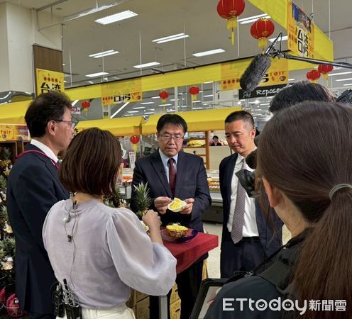 ▲台南市長黃偉哲於熊本永旺夢樂城出席「台灣展」開幕式，親自推廣在地農特產，現場氣氛熱烈。（記者林東良翻攝，下同）