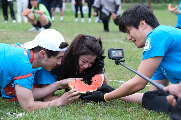 ▲張文綺對戰女大生水上搏擊，徐乃麟大讚女戰神！（圖／東森綜合台）