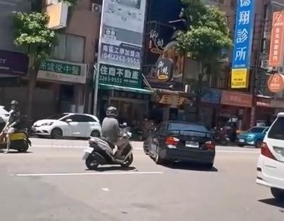 ▲▼不滿違停遭拍狂譙三字經，BMW車主暴怒180度大迴轉直衝行人。（圖／翻自黑色豪門企業，下同）