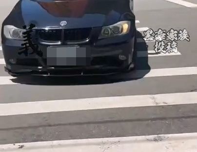 ▲▼不滿違停遭拍狂譙三字經，BMW車主暴怒180度大迴轉直衝行人。（圖／翻自黑色豪門企業，下同）