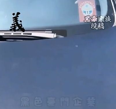 ▲▼不滿違停遭拍狂譙三字經，BMW車主暴怒180度大迴轉直衝行人。（圖／翻自黑色豪門企業，下同）