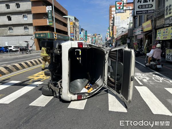 ▲▼台南成功路車禍。（圖／記者林東良翻攝）