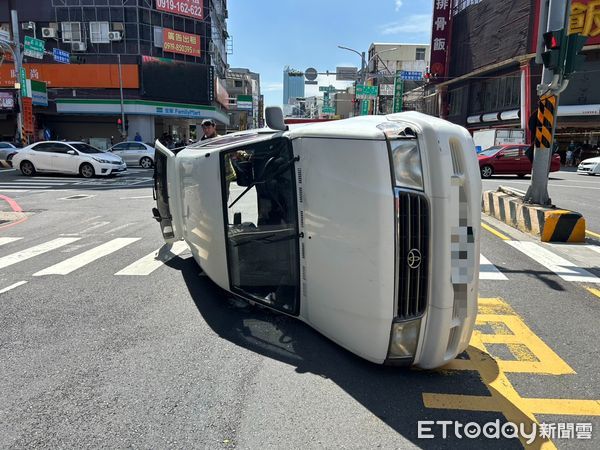 ▲▼台南成功路車禍。（圖／記者林東良翻攝）