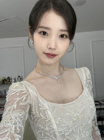 ▲▼ ▲▼IU喬裝現投票所選總統！「外套花紋有亮點」機智化解政治危機　認證照曝光。（圖／翻攝自Nate、IU IG）