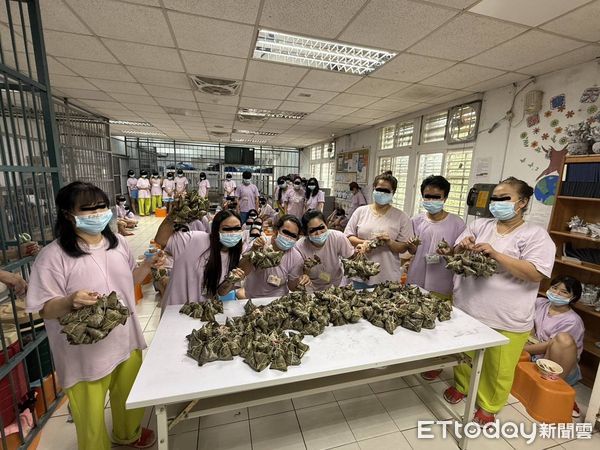 ▲▼移民署的台北收容所收容人端午包粽。（圖／記者黃哲民翻攝）