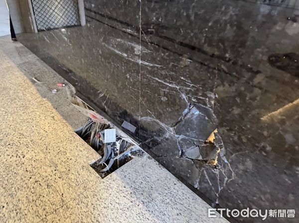 ▲醉男攜幼子駕車衝撞社區櫃檯。（圖／桃園警分局提供、下同）