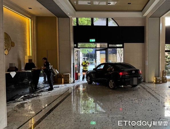 ▲醉男攜幼子駕車衝撞社區櫃檯。（圖／桃園警分局提供、下同）