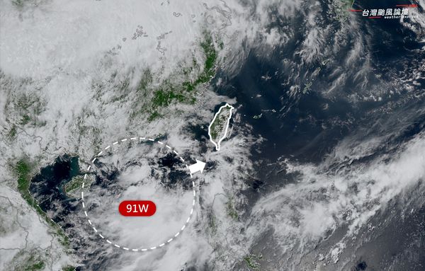 ▲▼熱帶擾動接近，豐沛水氣將影響台灣。（圖／台灣颱風論壇｜天氣特急臉書）