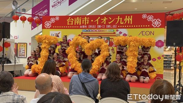 ▲台南市長黃偉哲於熊本永旺夢樂城出席「台灣展」開幕式，親自推廣在地農特產，現場氣氛熱烈。（記者林東良翻攝，下同）