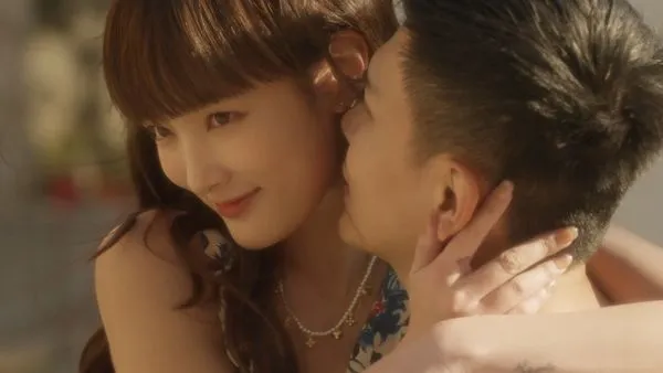 ▲王淨攜手「南法限定男友」漫步街頭合拍迷你短片。（圖／狗狗與花提供）