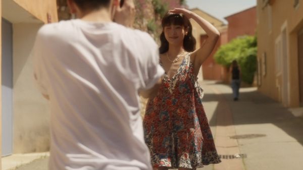 ▲王淨攜手「南法限定男友」漫步街頭合拍迷你短片。（圖／狗狗與花提供）