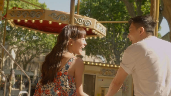 ▲王淨攜手「南法限定男友」漫步街頭合拍迷你短片。（圖／狗狗與花提供）