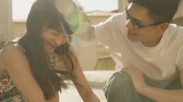 ▲王淨攜手「南法限定男友」漫步街頭合拍迷你短片。（圖／狗狗與花提供）