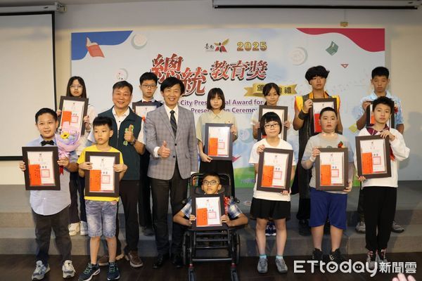 ▲台南市副市長葉澤山於新南國小頒獎表揚12位2025總統教育獎得主，讚揚學生在困境中堅毅向前，是全市學子的榜樣。（記者林東良翻攝，下同）