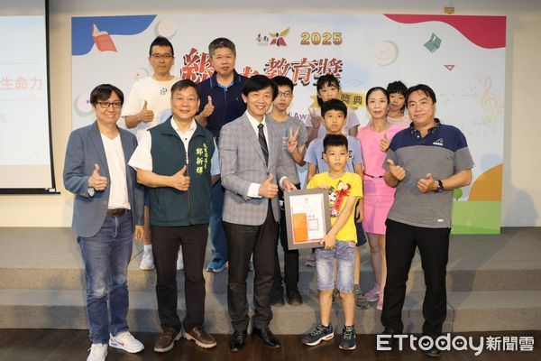 ▲台南市副市長葉澤山於新南國小頒獎表揚12位2025總統教育獎得主，讚揚學生在困境中堅毅向前，是全市學子的榜樣。（記者林東良翻攝，下同）