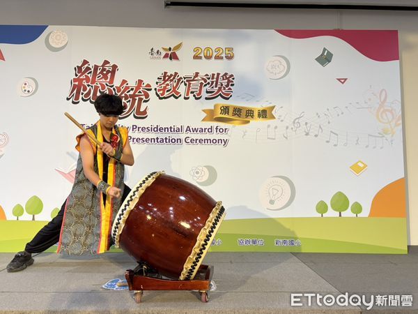 ▲台南市副市長葉澤山於新南國小頒獎表揚12位2025總統教育獎得主，讚揚學生在困境中堅毅向前，是全市學子的榜樣。（記者林東良翻攝，下同）