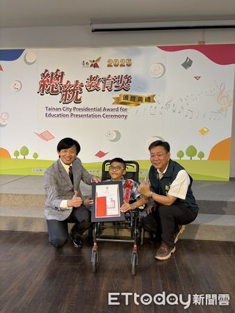 ▲台南市副市長葉澤山於新南國小頒獎表揚12位2025總統教育獎得主，讚揚學生在困境中堅毅向前，是全市學子的榜樣。（記者林東良翻攝，下同）
