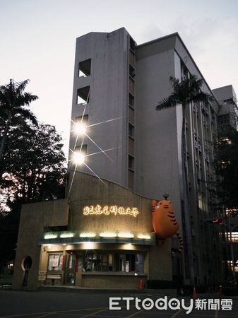 ▲虎科大校門裝置藝術「爬牆虎」，外形圓潤可愛，網友暱稱為「壁虎」、「胖橘」甚至「阿嬤養的」。（圖／記者游瓊華翻攝）