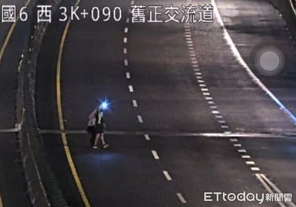 ▲▼有名男子深夜漫步在國6內側車道，拖吊人員揮舞手機驚險帶離現場。（圖／警方提供，下同）