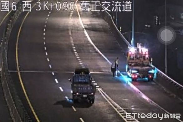 ▲▼有名男子深夜漫步在國6內側車道，拖吊人員揮舞手機驚險帶離現場。（圖／警方提供，下同）