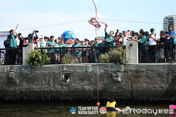 ▲2025年學生水域安全嘉年華於台南安平登場，學生化身特務闖關學習戲水自救技能。（記者林東良翻攝，下同）