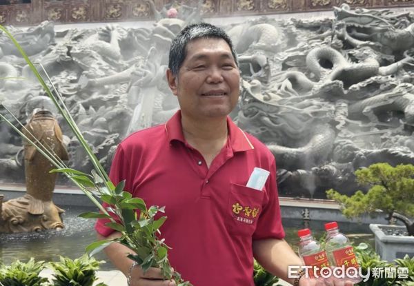 ▲斗六南聖宮以廟中自有的地下湧泉製作成午時水與信眾分享，祈求關聖帝君庇佑保平安、除瘴癘。（圖／記者游瓊華翻攝）