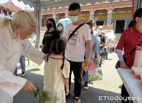 ▲斗六南聖宮以廟中自有的地下湧泉製作成午時水與信眾分享，祈求關聖帝君庇佑保平安、除瘴癘。（圖／記者游瓊華翻攝）