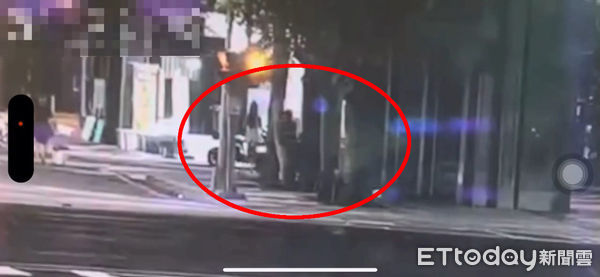 ▲▼男子做出猥褻動作被發現後，立刻催油門逃離。（圖／記者吳世龍翻攝）