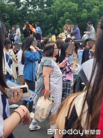 ▲▼直擊／金鐘視后鍾欣凌陪女兒高雄追星！滿頭白髮朝聖IVE　路人驚訝回頭。（圖／記者吳睿慈攝）