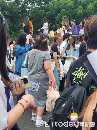 ▲▼直擊／金鐘視后鍾欣凌陪女兒高雄追星！滿頭白髮朝聖IVE　路人驚訝回頭。（圖／記者吳睿慈攝）