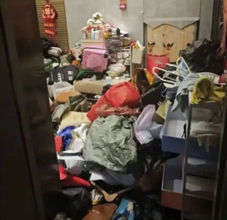 ▲▼上海1.5億豪宅變「垃圾屋」　婦人天天拾荒逼瘋鄰居。（圖／翻攝新聞坊）