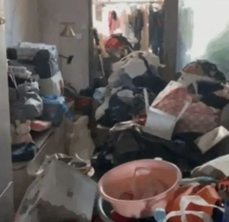 ▲▼上海1.5億豪宅變「垃圾屋」　婦人天天拾荒逼瘋鄰居。（圖／翻攝新聞坊）