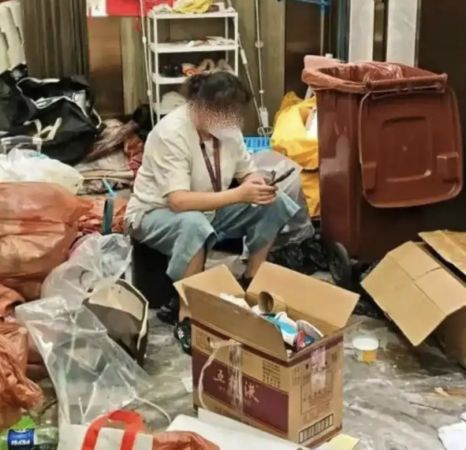 ▲▼上海1.5億豪宅變「垃圾屋」　婦人天天拾荒逼瘋鄰居。（圖／翻攝新聞坊）