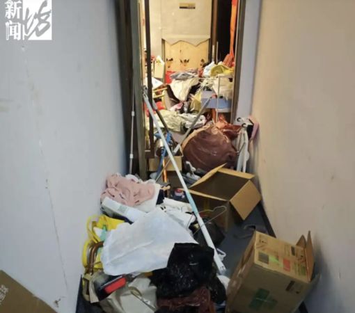 ▲▼上海1.5億豪宅變「垃圾屋」　婦人天天拾荒逼瘋鄰居。（圖／翻攝新聞坊）