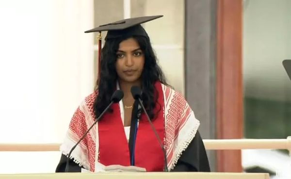 ▲▼MIT學生會主席韋穆里（Megha M. Vemuri）29日在畢業典禮演講時，譴責該校參與「從地球上抹去巴勒斯坦」的行動，而引發廣泛爭議。（圖／翻攝自X）