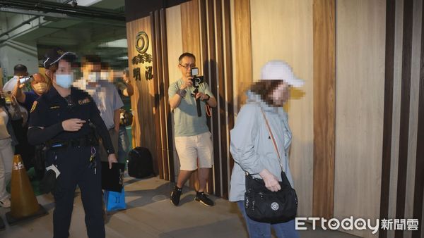 ▲▼三峽3死車禍，肇事余姓老翁今晨於醫院病逝，傍晚妻兒現身醫院殯儀館　             。（圖／記者陸運陞攝）
