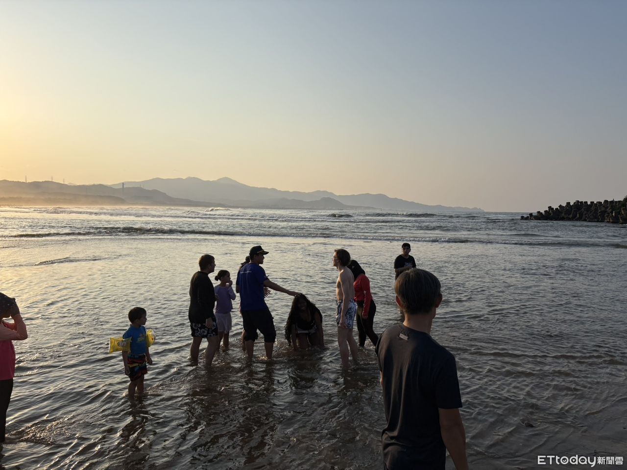 快訊／新北貢寮3人落海！20多歲美籍男遭浪捲走失蹤　警消搜救中