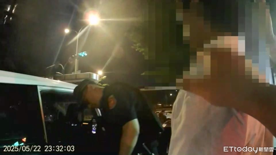 深夜載客人去收錢！機警運將報警逮車手　緊急攔截150萬贓款