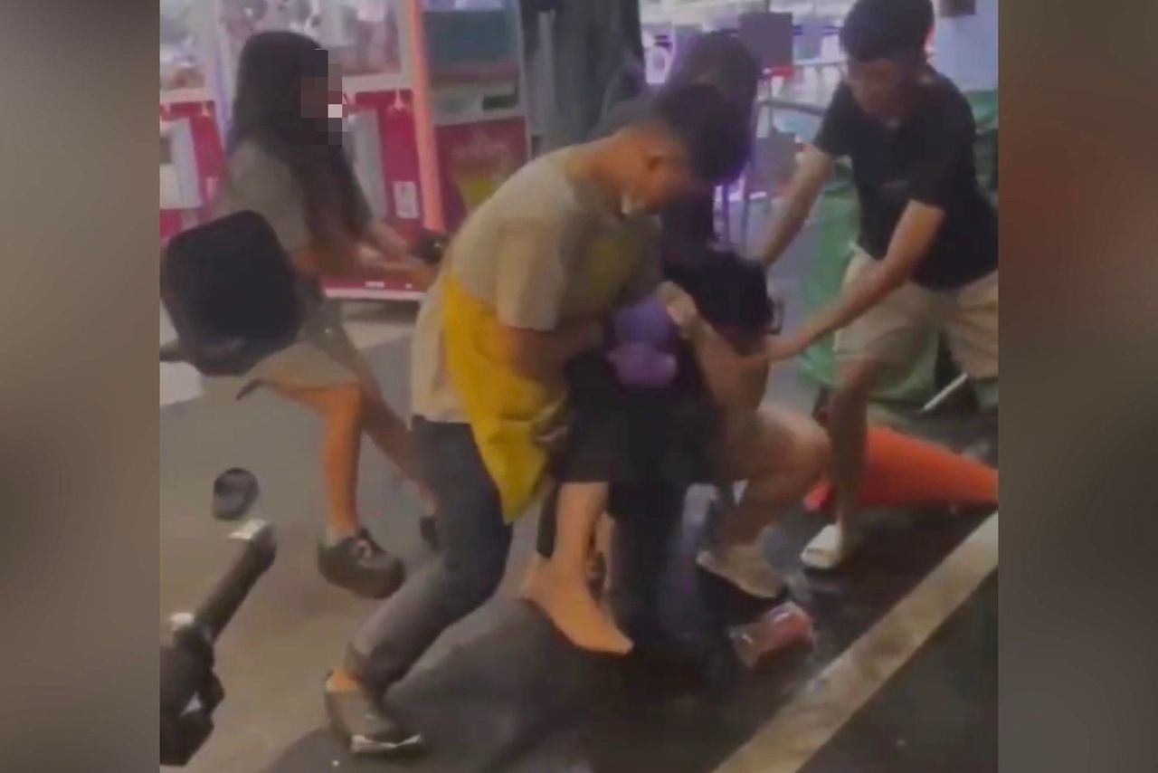 嘉義文化路夜市傳偷拍！噁男撿打火機拍短裙妹　民眾聯手壓制