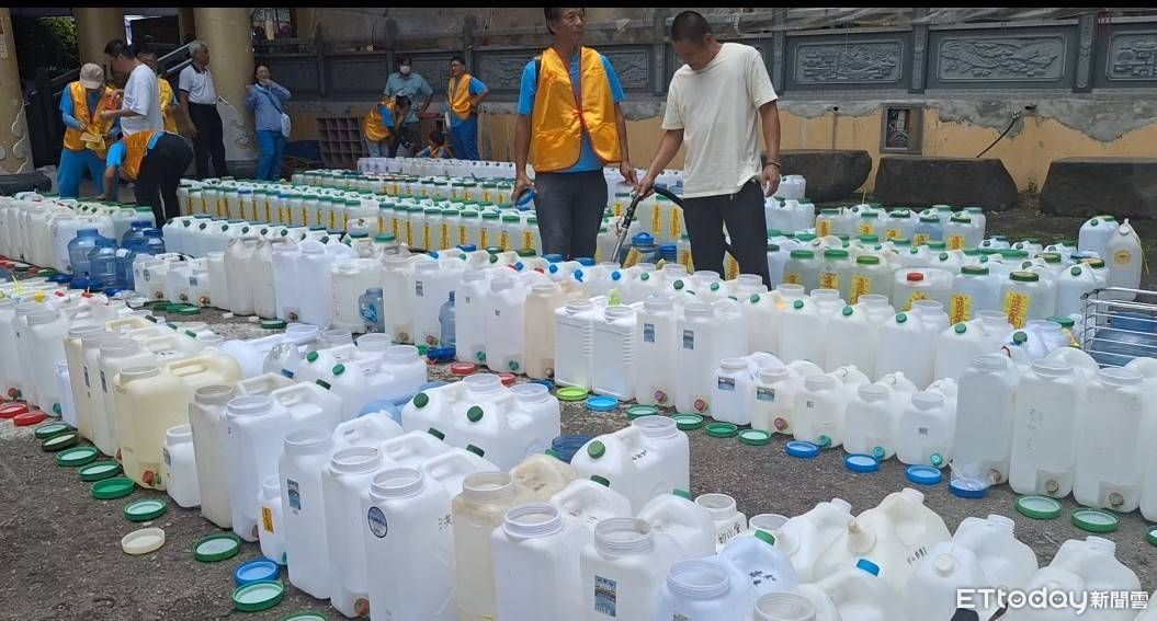 端午搶裝八仙山午時水！民眾清晨卡位　「水桶排滿地」畫面曝