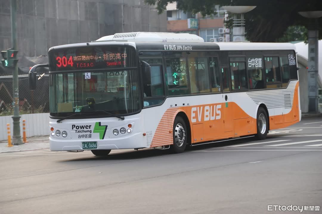 導盲犬上台中公車司機竟要求「裝籠子」　正義乘客贊聲解危