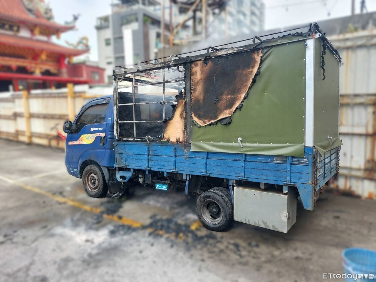 小貨車故障停路邊待修！底盤突竄恐怖大火　燒掉後方雨棚